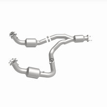 Cargar imagen en el visor de la galería, Magnaflow 12-20 Chevrolet Express 4500 Underbody 6.0L Direct Fit Catalytic Converter