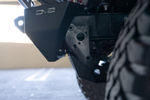 Cargar imagen en el visor de la galería, DV8 Offroad 18-23 Jeep Wrangler JL/JT Parachoques delantero Barra estabilizadora Desconexión Placa de deslizamiento del motor