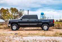 Cargar imagen en el visor de la galería, gm-lift-kit_283n2-2005-black-z71-profile.jpg
