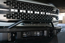 Cargar imagen en el visor de la galería, DV8 Offroad 2021-2022 Ford Bronco (no para parachoques de plástico de fábrica) Barra protectora de parachoques de fábrica - Negro