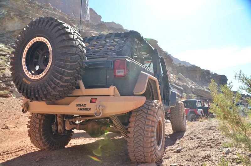 Road Armor 07-17 Jeep Wrangler JK Stealth Parachoques trasero sin cabrestante con soporte para neumáticos - Tex Blk