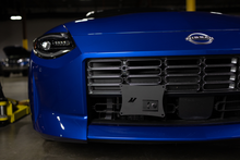 Cargar imagen en el visor de la galería, Kit de reubicación de matrículas Nissan Z Mishimoto 2023+