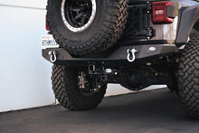 Cargar imagen en el visor de la galería, DV8 Offroad 07-21 Jeep Wrangler (JK/JL) Enganche atornillable con luces