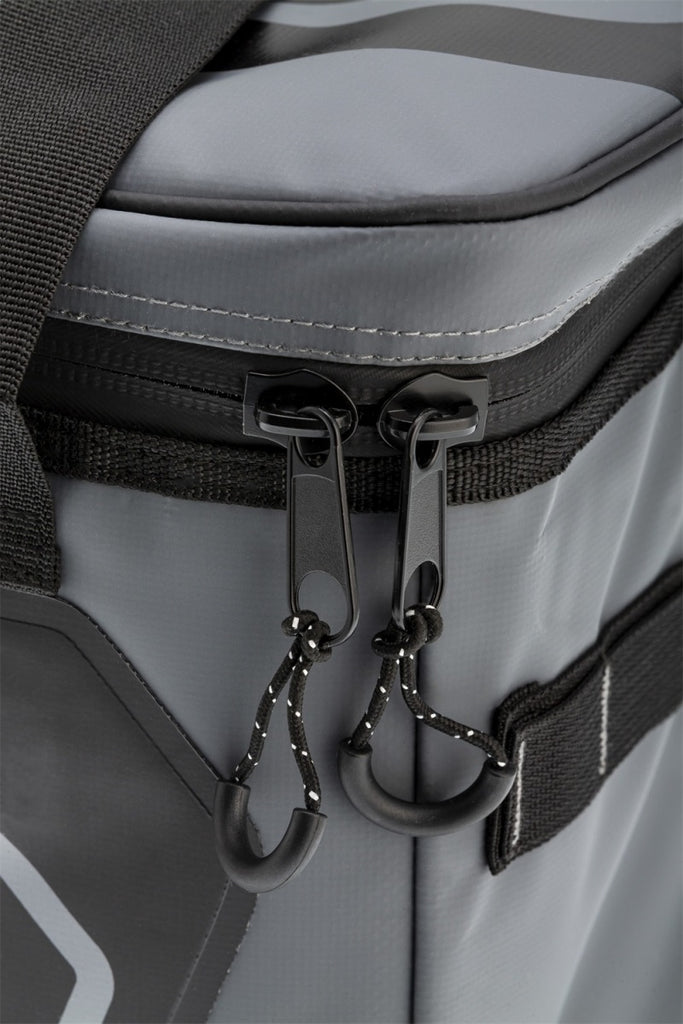 Bolsa térmica ARB de carbón con detalles rojos, 15 pulgadas de largo x 11 pulgadas de ancho x 9 pulgadas de alto, capacidad para 22 latas