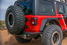 Cargar imagen en el visor de la galería, DV8 Offroad 2018+ Jeep Wrangler JL Portador de neumáticos montado en el portón trasero
