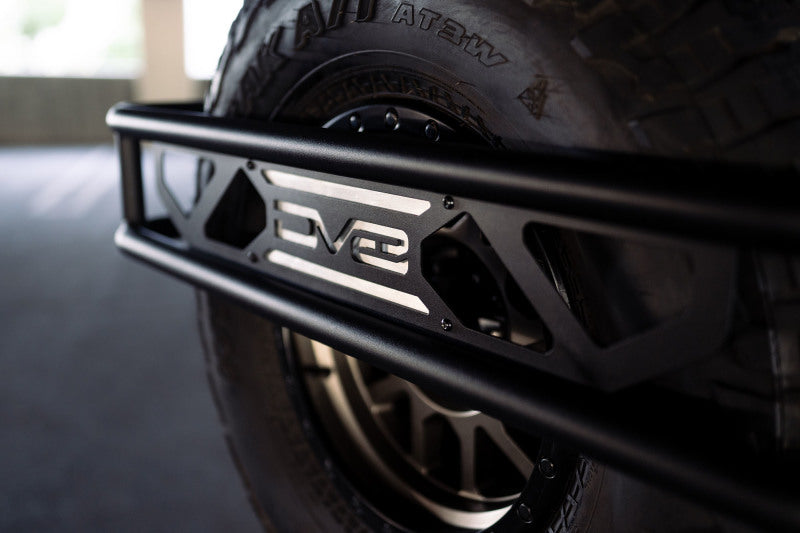 DV8 Offroad 21-23 Ford Bronco Protector de llanta de repuesto y soporte para accesorios