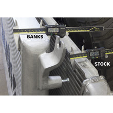 Cargar imagen en el visor de la galería, Banks Power 11-16 Chevy/GMC 6.6L Duramax Techni-Cooler System con tubos de refuerzo