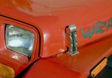 Cargar imagen en el visor de la galería, Rugged Ridge 42-95 Jeep CJ / Jeep Wrangler Stainless Steel Hood Catch Kit