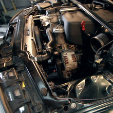 Cargar imagen en el visor de la galería, Mishimoto 01-06 BMW M3 E46 3.2L Kit de cubierta de ventilador de aluminio sin controlador