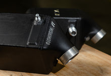 Cargar imagen en el visor de la galería, Kit de intercooler Mishimoto 12-16 BMW F10 M5 (negro arrugado)