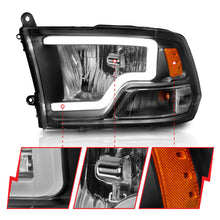 Cargar imagen en el visor de la galería, ANZO 2009-2018 Dodge Ram 1500 Faros delanteros de cristal con barra de luz, carcasa negra