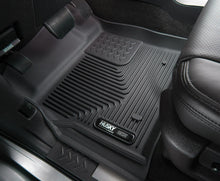 Cargar imagen en el visor de la galería, Husky Liners 2018 Toyota Camry Revestimientos de piso delantero negros