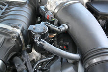 Cargar imagen en el visor de la galería, J&amp;L 11-17 Ford Mustang GT (w/Roush/VMP Supercharger) Driver Side Oil Separator 3.0 - Black Anodized