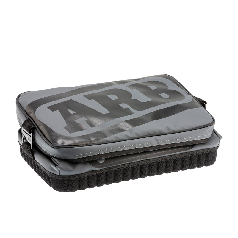 Bolsa térmica ARB de carbón con detalles rojos, 15 pulgadas de largo x 11 pulgadas de ancho x 9 pulgadas de alto, capacidad para 22 latas