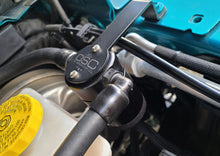 Cargar imagen en el visor de la galería, J&amp;L 20-24 Jeep Wrangler 2.0L Driver Side Oil Separator 3.0 - Black Anodized