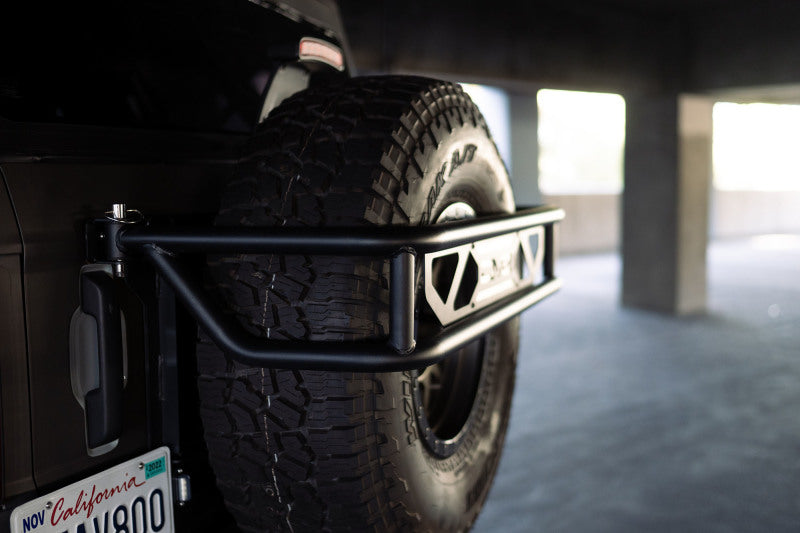 DV8 Offroad 21-23 Ford Bronco Protector de llanta de repuesto y soporte para accesorios