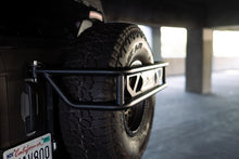 Cargar imagen en el visor de la galería, DV8 Offroad 21-23 Ford Bronco Protector de llanta de repuesto y soporte para accesorios