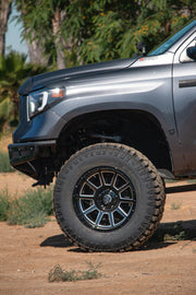 ICON Recoil 20x10 5x150 -24mm Offset 4.5in BS Rueda de radios fresados ​​en negro brillante