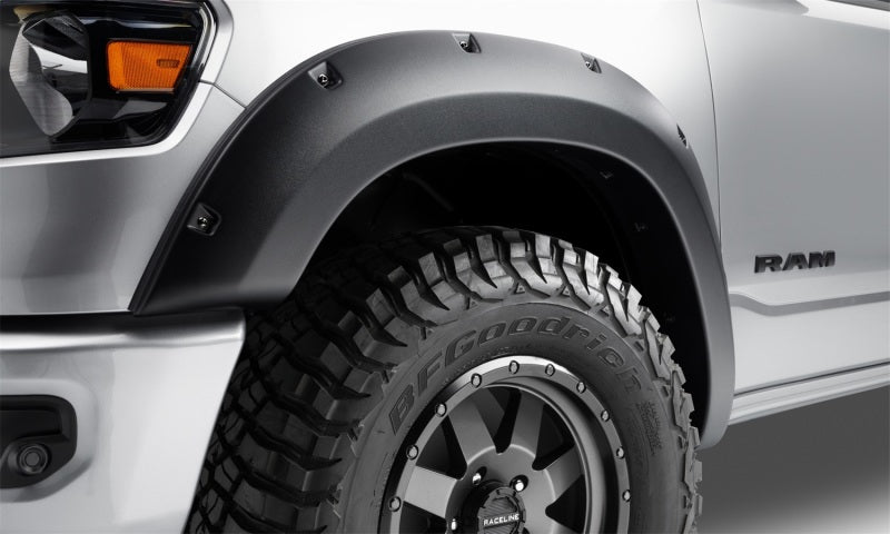 Bushwacker 94-01 Dodge RAM 1500 / 94-02 RAM 2500 y 300 (Excl. Doble) Bengalas estilo Forge 4 piezas - Negro