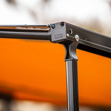 Cargar imagen en el visor de la galería, Toldo de aluminio ARB, marco negro, 8.2 pies x 8.2 pies, instalado con tira de luz LED