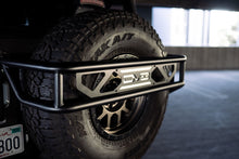 Cargar imagen en el visor de la galería, DV8 Offroad 21-23 Ford Bronco Protector de llanta de repuesto y soporte para accesorios
