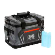 Cargar imagen en el visor de la galería, Bolsa térmica ARB de carbón con detalles rojos, 15 pulgadas de largo x 11 pulgadas de ancho x 9 pulgadas de alto, capacidad para 22 latas