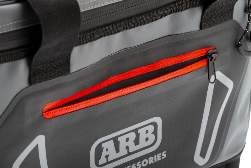Bolsa térmica ARB de carbón con detalles rojos, 15 pulgadas de largo x 11 pulgadas de ancho x 9 pulgadas de alto, capacidad para 22 latas
