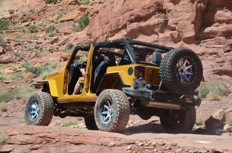 Road Armor 07-17 Jeep Wrangler JK Stealth Parachoques trasero sin cabrestante con soporte para neumáticos - Tex Blk