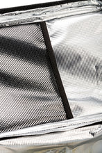 Cargar imagen en el visor de la galería, Bolsa térmica ARB de carbón con detalles rojos, 15 pulgadas de largo x 11 pulgadas de ancho x 9 pulgadas de alto, capacidad para 22 latas