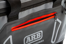 Cargar imagen en el visor de la galería, Bolsa térmica ARB de carbón con detalles rojos, 15 pulgadas de largo x 11 pulgadas de ancho x 9 pulgadas de alto, capacidad para 22 latas