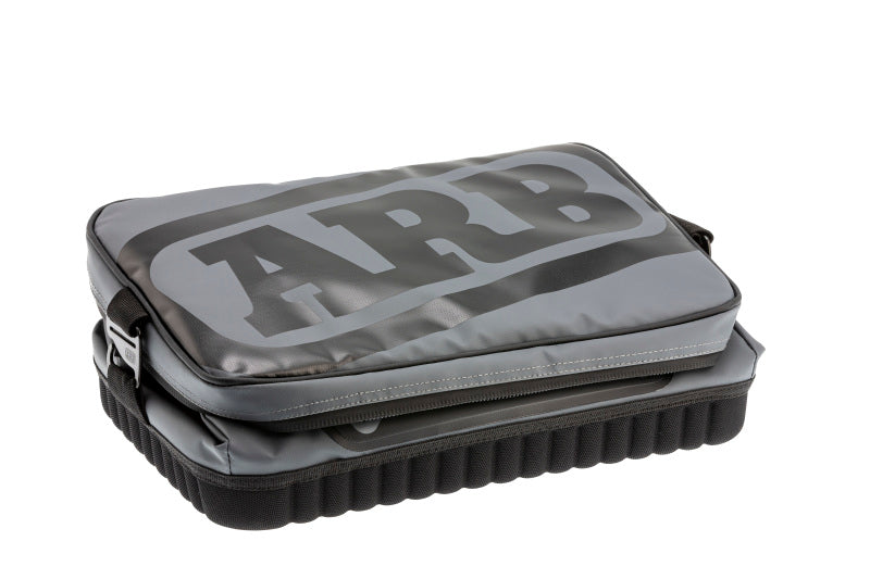 Bolsa térmica ARB de carbón con detalles rojos, 15 pulgadas de largo x 11 pulgadas de ancho x 9 pulgadas de alto, capacidad para 22 latas