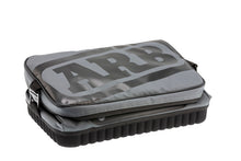 Cargar imagen en el visor de la galería, Bolsa térmica ARB de carbón con detalles rojos, 15 pulgadas de largo x 11 pulgadas de ancho x 9 pulgadas de alto, capacidad para 22 latas