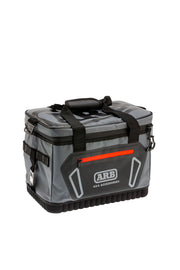 Bolsa térmica ARB de carbón con detalles rojos, 15 pulgadas de largo x 11 pulgadas de ancho x 9 pulgadas de alto, capacidad para 22 latas