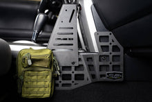 Cargar imagen en el visor de la galería, DV8 Offroad 10-23 Toyota 4Runner Consola central Paneles Molle y montaje de dispositivo