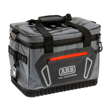 Cargar imagen en el visor de la galería, Bolsa térmica ARB de carbón con detalles rojos, 15 pulgadas de largo x 11 pulgadas de ancho x 9 pulgadas de alto, capacidad para 22 latas