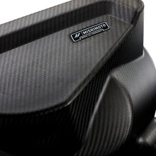 Cargar imagen en el visor de la galería, Mishimoto 2021+ BMW G8X M3/M4 Admisión de rendimiento Fibra de carbono mate