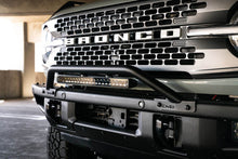 Cargar imagen en el visor de la galería, DV8 Offroad 2021-2022 Ford Bronco (no para parachoques de plástico de fábrica) Barra protectora de parachoques de fábrica - Negro