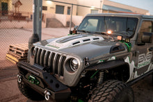 Cargar imagen en el visor de la galería, Capó de dispersión de calor DV8 Offroad 18+ Jeep JL - Imprimación negra