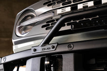 Cargar imagen en el visor de la galería, DV8 Offroad 2021-2022 Ford Bronco (no para parachoques de plástico de fábrica) Barra protectora de parachoques de fábrica - Negro