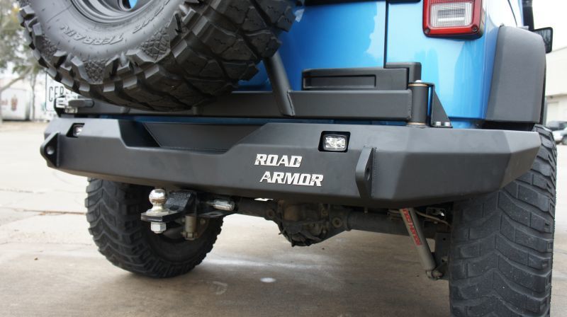 Road Armor 07-17 Jeep Wrangler JK Stealth Parachoques trasero sin cabrestante con soporte para neumáticos - Tex Blk