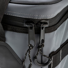 Cargar imagen en el visor de la galería, Bolsa térmica ARB de carbón con detalles rojos, 15 pulgadas de largo x 11 pulgadas de ancho x 9 pulgadas de alto, capacidad para 22 latas