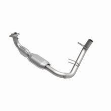Cargar imagen en el visor de la galería, MagnaFlow Conv DF 97-98 Ford Trucks 5.4L