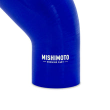Cargar imagen en el visor de la galería, Acoplador reductor de silicona Mishimoto 45 grados 2,5 pulgadas a 3,5 pulgadas - Azul