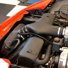 Cargar imagen en el visor de la galería, Sistema de admisión Airaid 01-04 Corvette C5 CAD con tubo (aceitado/medio rojo)