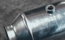 Cargar imagen en el visor de la galería, Magnaflow Catalytic Converter Universal 10in Length 5in Conv Width 2in In / 2in Out Conv Diameter