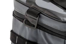Cargar imagen en el visor de la galería, Bolsa térmica ARB de carbón con detalles rojos, 15 pulgadas de largo x 11 pulgadas de ancho x 9 pulgadas de alto, capacidad para 22 latas