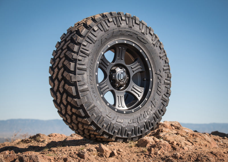 ICON Shield 17x8.5 6x5.5 0mm Offset 4.75in BS 106.1mm Diámetro Rueda negra satinada