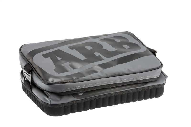 Bolsa térmica ARB de carbón con detalles rojos, 15 pulgadas de largo x 11 pulgadas de ancho x 9 pulgadas de alto, capacidad para 22 latas