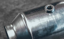 Cargar imagen en el visor de la galería, Magnaflow Catalytic Converter Universal 10in Length 5in Conv Width 2in In / 2in Out Conv Diameter