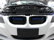 Cargar imagen en el visor de la galería, Tomas de aire aFe MagnumFORCE AIS BMW 335i (E90/92/93) 07-13 L6-3.0L (Azul)